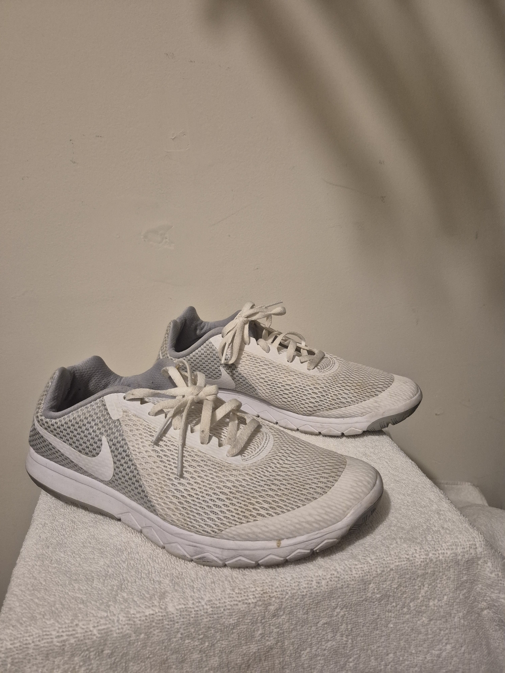 Nike Womens Flex Experience RN Mesh  Gray & White Running Shoes Size 10